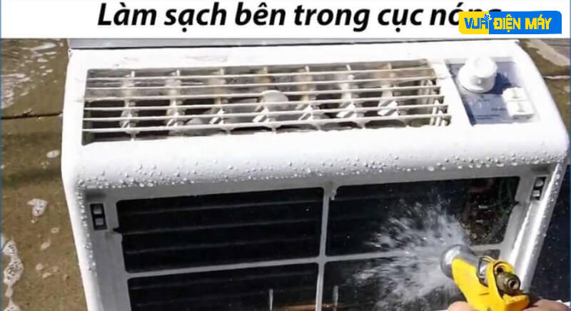 Làm sạch bên trong cục nóng máy lạnh