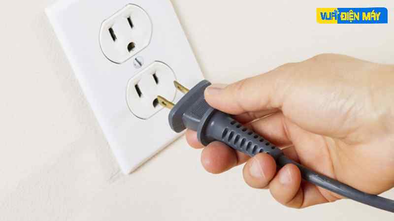 rút nguồn dây điện tivi