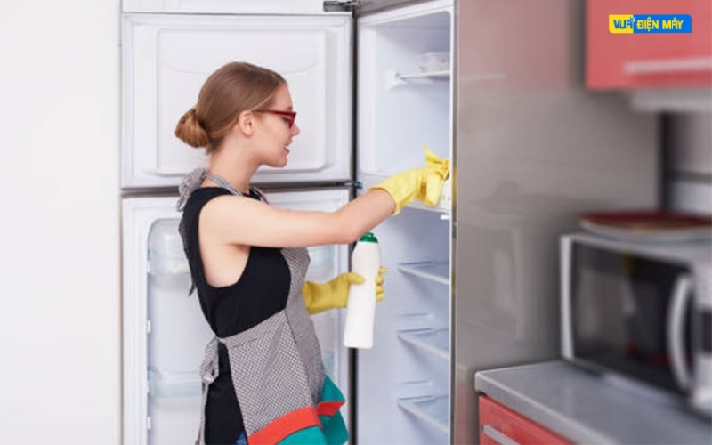 vệ sinh tránh tủ lạnh bị rò điện