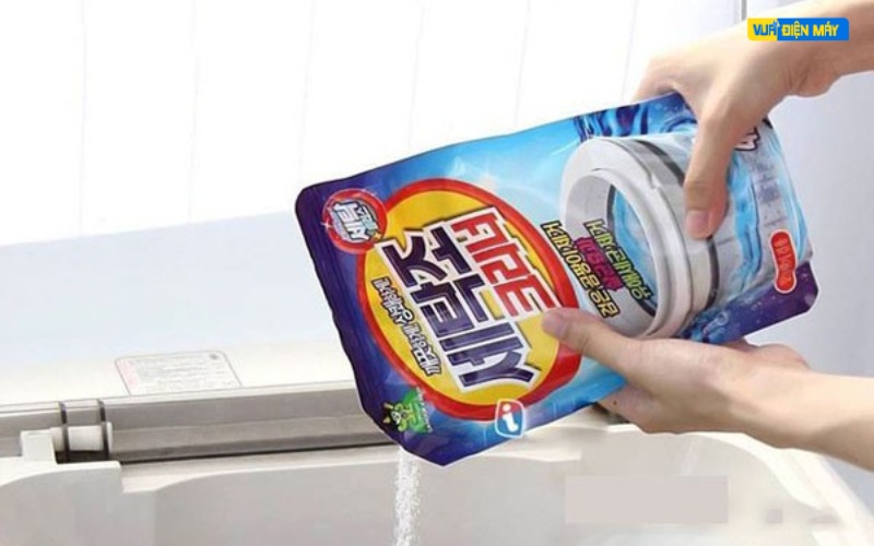 vệ sinh máy giặt bằng dung dịch vệ sinh 